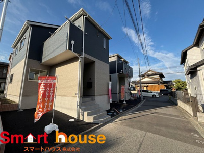 【前面道路含む現地写真】 | 相模原市中央区上溝第140　全4棟 | 外壁が周囲の街並みと青空に生えるお洒落な仕上がり！周囲には高い建物のないエリア。青い空が大きく感じますね。