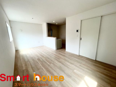 【居間・リビング】 | 相模原市中央区上溝第140　全4棟 | 導線もしっかりと取れている間取りなので、ダイニングテーブルやソファー、ローテーブルなどの家具もしっかりと配置できます。ゆったりとした広さの空間でご家族だんらんの時間をお過ごしください