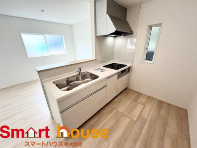 【キッチン】 | 相模原市中央区上溝第140　全4棟 | ダイニングからワークスペースを見渡せる、見せるキッチン。ダイニングとの空間のつながりが、スペースのゆとりを生み出します♪