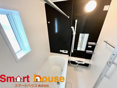 【浴室】 | 相模原市中央区上溝第140　全4棟 | 一日の疲れを癒してくれる場所なので、快適に過ごして頂く為にゆったりサイズのバスタブを用意しました。是非半身浴をお楽しみ下さい。空気が籠らない様に小窓も設置しております。