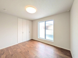 【同社施工例】寝室…リラックスできるプライベート空間で、快適な睡眠をサポート。個人の好みに合わせたインテリアや寝具で心地良さを追求。プライベートな時間を過ごし、リフレッシュする場所におすすめです。