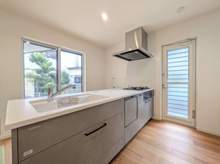 【同社施工例】シンプルなデザインと使いやすさを兼ね備えた対面式システムキッチンは、効率的な作業スペースを提供し、家族やゲストとのコミュニケーションを促進します。