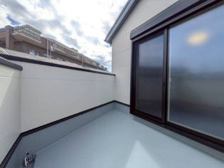 【同社施工例】日照が豊富で温暖な陽光を受けられ、植物の育成やリラックススペースとして活用可能です。洗濯物の乾燥が速く、快適な生活環境を提供。自然の光を取り込み、室内を明るくしてくれます。