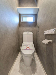 【同社施工例】温水洗浄便座付トイレは温水洗浄機能により、暖かい水でおしりを洗浄することができ、冷たい水を使う従来の便座に比べ、温水洗浄機能で暖かいトイレを提供し、快適な使用を可能にします。