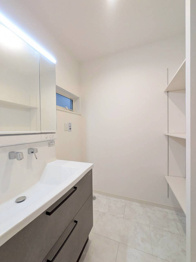 【同社施工例】衣服の収納や脱ぎ着や整理整頓がしやすく、湿った衣類を乾燥させるスペースがありカビや臭いの発生を防ぎます。床の汚れを他の部屋に持ち込まず清潔を保つことができます。