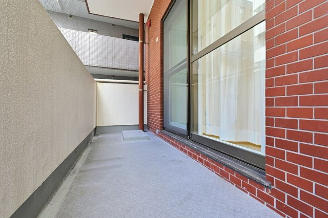 【バルコニー】 | ライオンズマンション西公園 | バルコニーはお洗濯物を干せるだけのスペースがあります