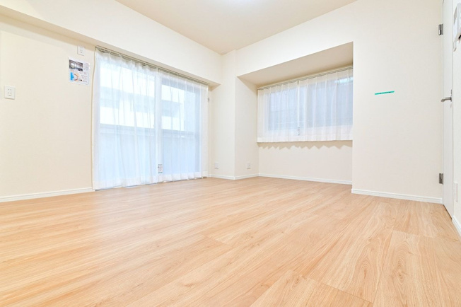 【居間・リビング】 | ライオンズマンション西公園 | リビング・ダイニングは嬉しい二面採光で明るい陽射しが長い時間射し込みます