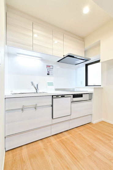 【キッチン】 | ライオンズマンション西公園 | 食洗機付きなので後片付けが楽になります。キッチンに窓があるので手元が明るくにおいもこもりづらいです