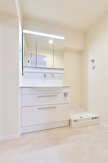 【独立洗面台】 | ライオンズマンション西公園 | 三面鏡裏収納付きの洗面台で、散らかりがちな洗面回りもすっきりと片付きます
