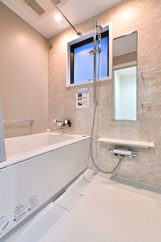【浴室】 | ライオンズマンション西公園 | 窓がついてるので換気が楽にでき、カビ臭くない浴室が維持できます。もちろん浴室乾燥機も搭載しております