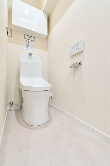 【トイレ】 | ライオンズマンション西公園 | 冬は便座も温水も温かく快適なシャワー付トイレ。上部には収納を設置◎