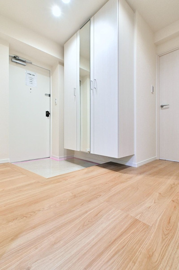 【玄関】 | ライオンズマンション西公園 | 玄関には収能力の高いシューズボックスと姿見までセットされています