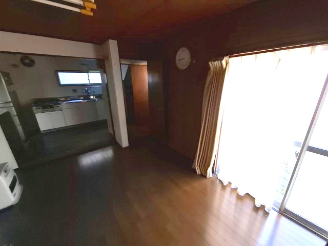 売中古戸建　静岡市葵区上足洗１丁目の居間・リビング|掃き出し窓から庭への移動もスムーズにできそうです！