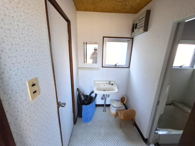 売中古戸建　静岡市葵区上足洗１丁目の脱衣所|コンパクトでシンプルな脱衣所です！