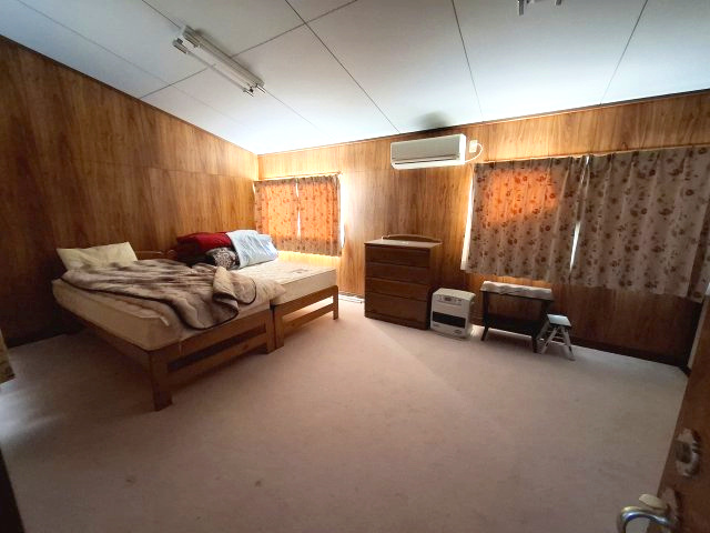 売中古戸建　静岡市葵区上足洗１丁目の洋室|2階洋室は窓が３つあり、気持ちいい風が入りそうです！