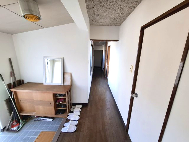 売中古戸建　静岡市葵区上足洗１丁目の玄関|廊下が長く、お子様が喜びそうな仕様です！