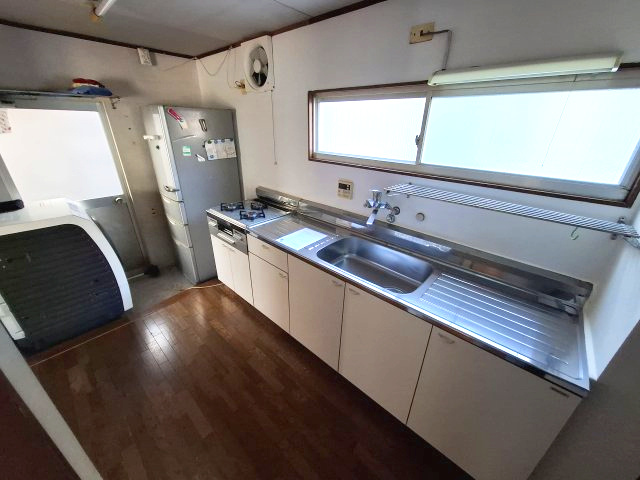売中古戸建　静岡市葵区上足洗１丁目のキッチン|キッチンの作業スペースは広め、土間があります！