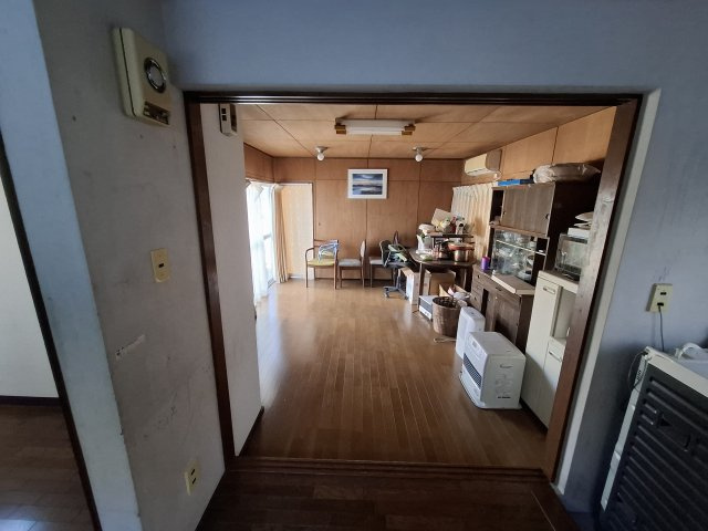 売中古戸建　静岡市葵区上足洗１丁目の居間・リビング|キッチンからリビングダイニングの方向を見た画像です！