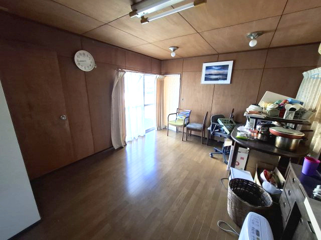 売中古戸建　静岡市葵区上足洗１丁目の居間・リビング|窓から明るい光が差し込みます！