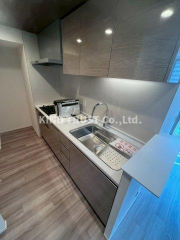 プラウドタワー梅田豊崎のキッチン|コンパクトなキッチンで掃除もラクラク