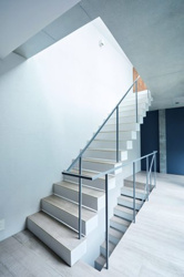 【内装】 | 新築時撮影
光が降り注ぐ中庭とスカイライトが特徴のデザイナーズ邸宅
2世帯住宅や賃貸併用住宅としても利用可能で、多様なライフスタイルに対応します