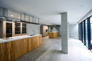 【居間・リビング】 | 新築時撮影
光が降り注ぐ中庭とスカイライトが特徴のデザイナーズ邸宅
2世帯住宅や賃貸併用住宅としても利用可能で、多様なライフスタイルに対応します