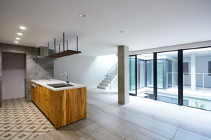 【居間・リビング】 | 新築時撮影
光が降り注ぐ中庭とスカイライトが特徴のデザイナーズ邸宅
2世帯住宅や賃貸併用住宅としても利用可能で、多様なライフスタイルに対応します