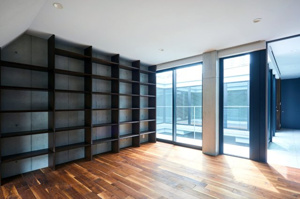 【寝室】 | マスターベッドルーム　新築時撮影
光が降り注ぐ中庭とスカイライトが特徴のデザイナーズ邸宅
2世帯住宅や賃貸併用住宅としても利用可能で、多様なライフスタイルに対応します