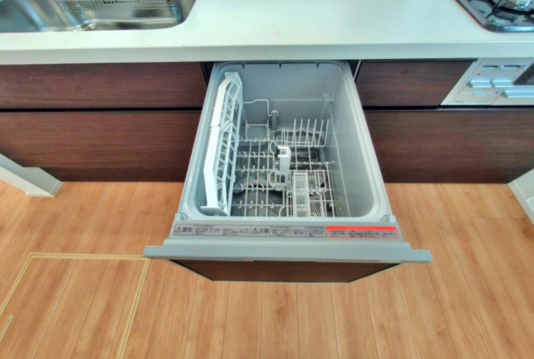 【Heartfull Town】小平市小川町１丁目373番のキッチン|ビルトイン式の食器洗い乾燥機を標準設置しています。家事の手間を大幅に削減してくれるお役立ちアイテムは、洗浄力が高いうえ、除菌効果にも優れております。