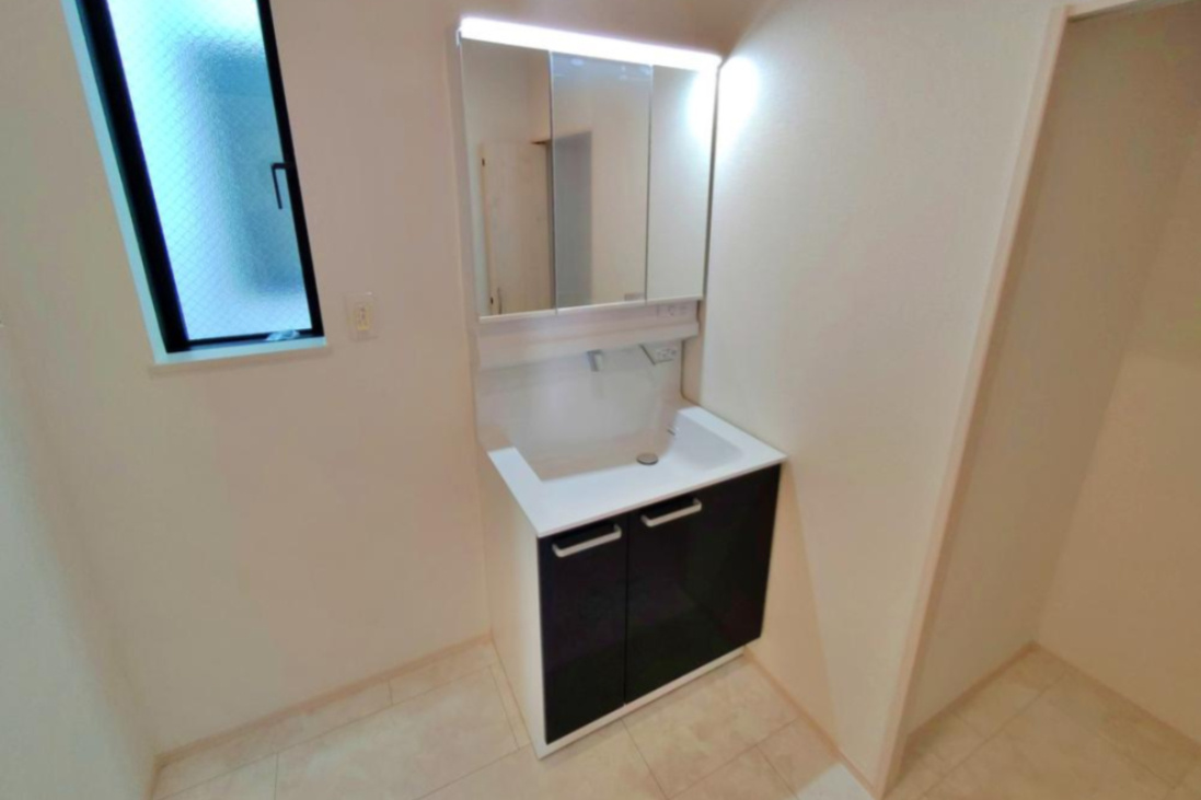 【Heartfull Town】小平市小川町１丁目373番の洗面所|収納力と機能性に優れたお手入れラクラク三面鏡洗面化粧台です。