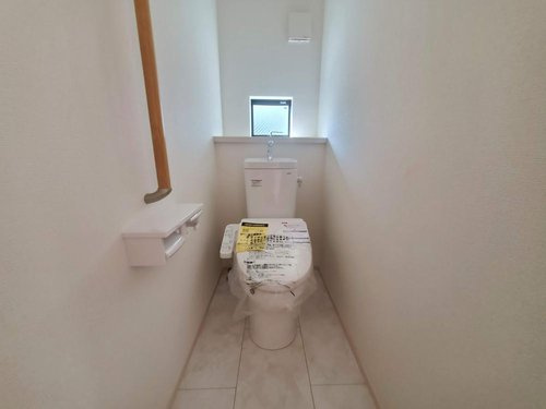 【Heartfull Town】小平市小川町１丁目373番のトイレ|1階と2階の各フロアに設けることで、来客時も安心です。