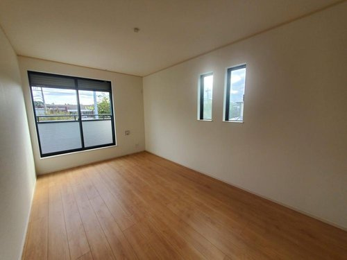 【Heartfull Town】小平市小川町１丁目373番の洋室|2面採光を確保した明るい室内は、風通しも良く、大変居心地の良い空間となっております。爽やかな風を感じて起きる朝は、快適生活の始まりに！