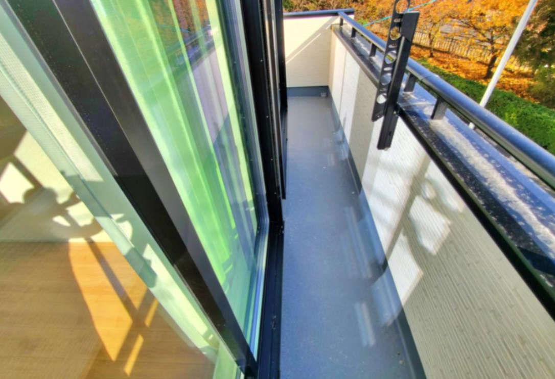 【Heartfull Town】小平市小川町１丁目373番のバルコニー|バルコニーは、洗濯物や布団を干すだけでなく、暖かな陽射しや爽やかな風を存分に取り込み、お部屋に解放感をもたらします☆幅が広めのバルコニーなので家事もしやすいですね♪