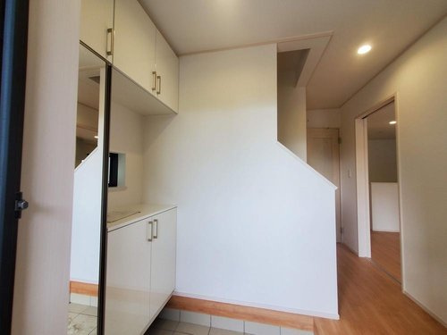 【Heartfull Town】小平市小川町１丁目373番の玄関|シューズボックスは収納力があり玄関周りをすっきりさせます。ミラー付きでお出掛け前に身だしなみチェック。
