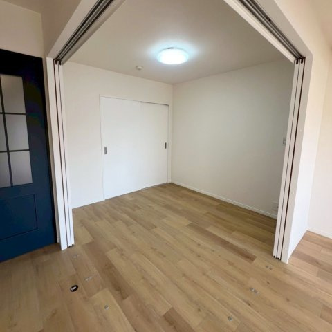 【洋室】 | アムール長者原駅前 | 4.5帖の洋室。LDKとは引き戸でフラットにつながっており、開け放して広く使うこともできます