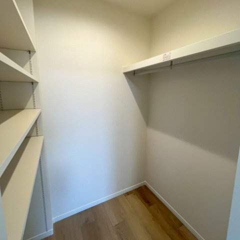 【収納】 | アムール長者原駅前 | 広々とした洋室はウォークインクローゼット付き。どんなお洒落さんでも安心の大容量収納が自慢です