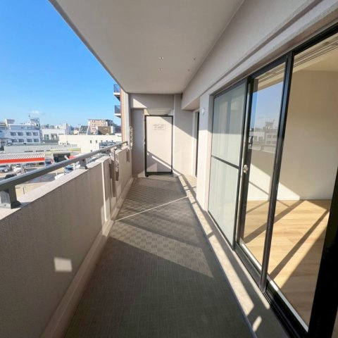 【バルコニー】 | アムール長者原駅前 | 南向きのバルコニーは陽当り良好で、たっぷりのお洗濯物もよく乾きます