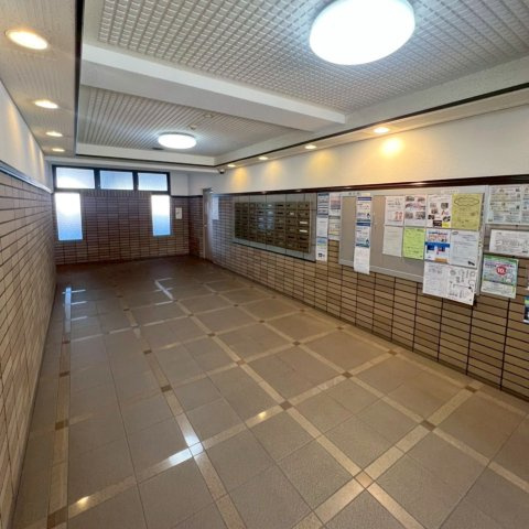 【ロビー】 | アムール長者原駅前 | 共用部分はシンプルで清潔感のある雰囲気を醸し出し、お住まいの方を心地よくお迎えします