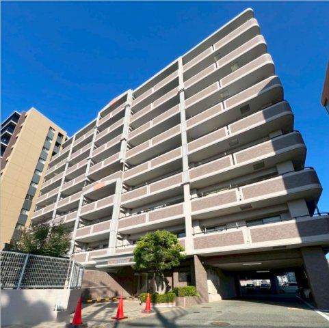 【外観】 | アムール長者原駅前 | 周辺環境良好で暮らしやすいロケーションに立地しています。敷地内駐車場に空きがあるのも嬉しいポイント