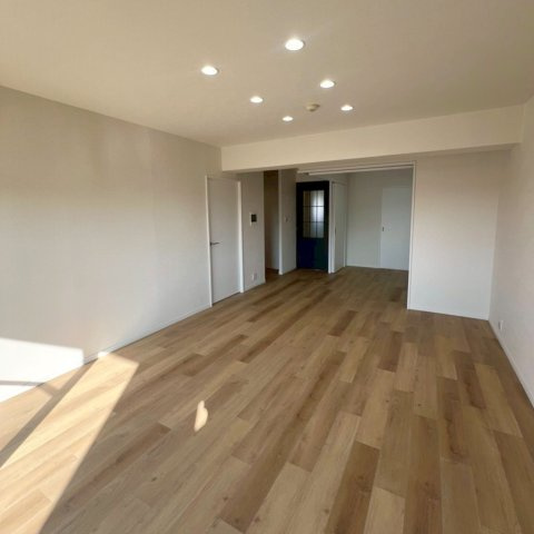 【居間・リビング】 | アムール長者原駅前 | 11月にリフォーム完了しています。無垢の木を使った温かみのあるリビングに仕上がっています