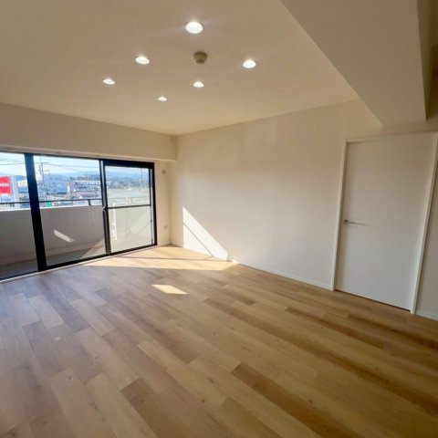 【居間・リビング】 | アムール長者原駅前 | リビングは広く落ち着く空間になっており、お好きなレイアウトを楽しめます