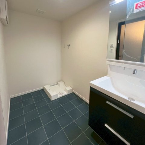 【独立洗面台】 | アムール長者原駅前 | 三面鏡裏収納付で、散らかりがちな洗面回りもすっきりと片付きます。壁付水栓なのでお掃除ラクラク