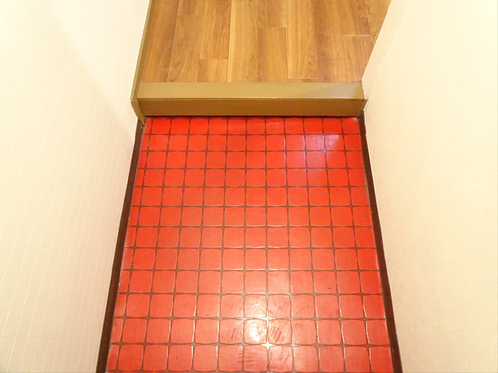 手塚ビルの玄関