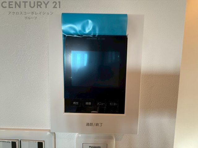訪問者が来たときにテレビ画面で確認できるため、安心してドアを開けられます。録画機能があるものもあり、留守中に来訪者を記録しておくことができます。利便性が高く、セキュリティ面でも安心です。