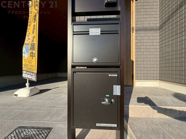 宅配ボックス機能付き門柱は荷物の受け取りや配達が便利で安全です。不在時でも荷物が確保され、盗難や損傷のリスクが減少。受け取り時間の柔軟性が向上。外出先からでも荷物の受け取りや預けが可能となります。