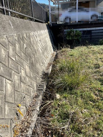 岩窪町土地103坪の周辺|北側の道路ののり面と水路