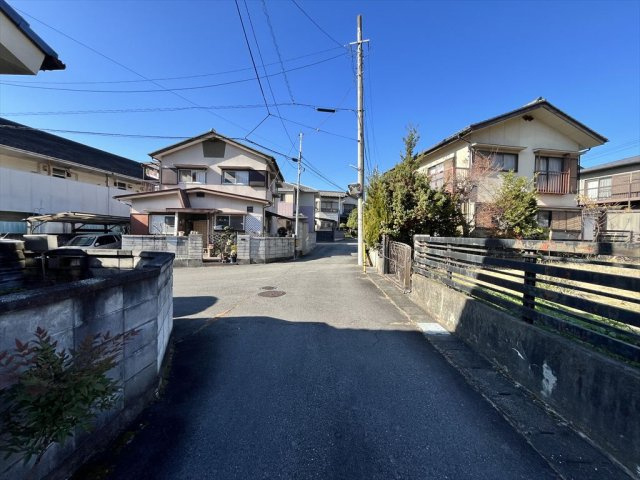 岩窪町土地103坪の前面道路含む現地写真|接道道路