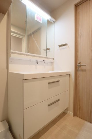 【独立洗面台】 | エスポワール吉塚 | 三面鏡裏収納付きの洗面台で、散らかりがちな洗面回りもすっきりと片付きます