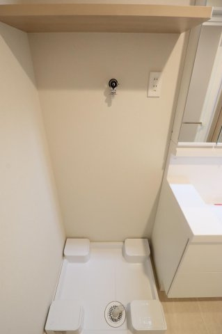 【ランドリースペース】 | エスポワール吉塚 | 洗濯機置き場の上部のスペースには洗剤等を置ける棚が設置されています