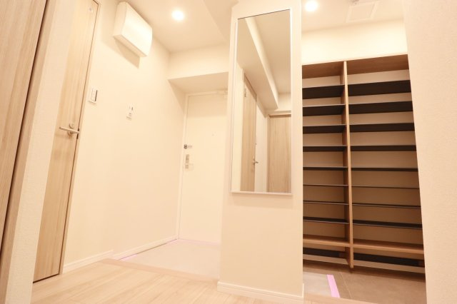 【玄関】 | エスポワール吉塚 | 玄関は大容量のシューズクローゼットが備え付けてあり、身だしなみを整えるのに便利な鏡も設置済みです